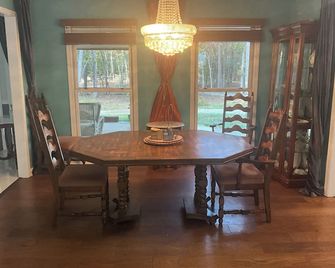 Tranquil 3.25‑Acre Forest Villa — Private Pool, Pet‑Friendly, Near Waterfall - Tullahoma - Dining room