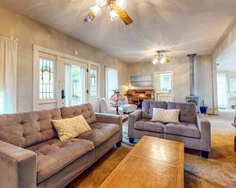 Enchanting Corner Lot Home with Storybook Yard - Lakeport - Soggiorno