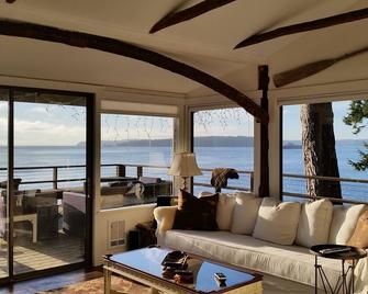 South Beach Cozy Cottage - Waterfront Perfection - Bainbridge Island - Living room