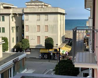 Hotel Rosa Caorle - Caorle - Patio