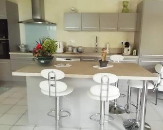 10 mins from the beach and on the banks of a river, Country property - Plouigneau - Cocina