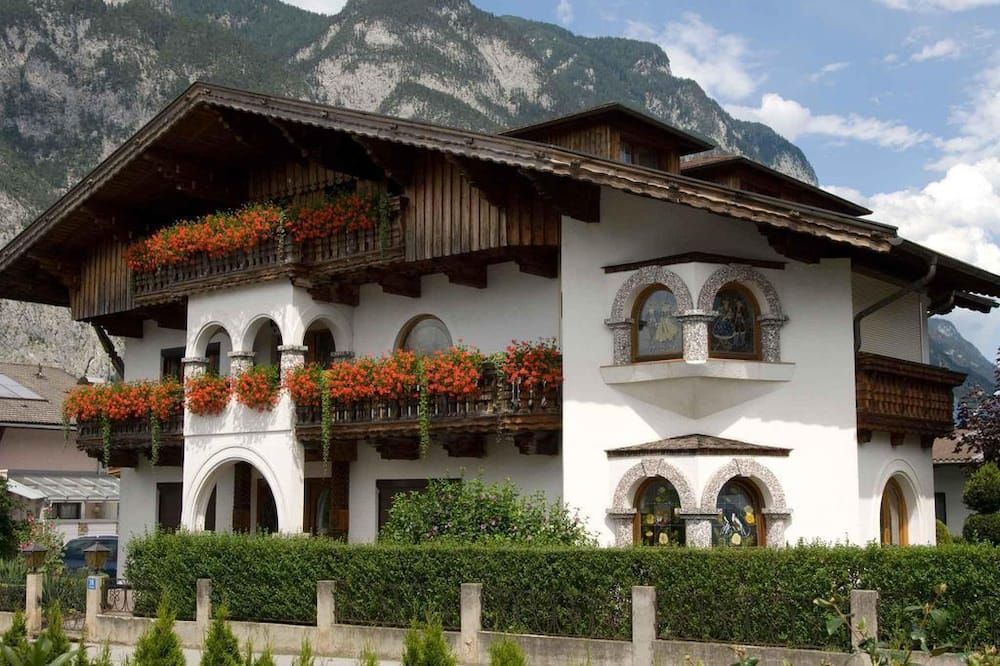 Double room with shower or bath, WC - Private room Waltraud Gattringer - Kematen in Tirol - בניין