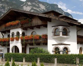 Double room with shower or bath, WC - Private room Waltraud Gattringer - Kematen in Tirol - Building