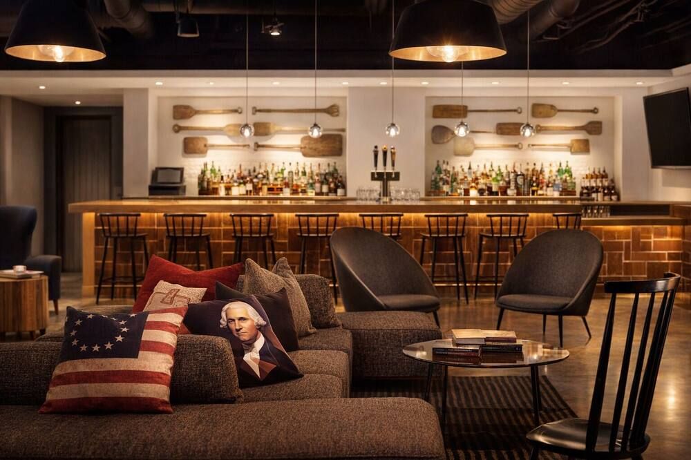 Posh Suites with Bold Decor! Indulge in Boston's Rich Culture – Pets Allowed - בוסטון - טרקלין