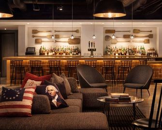 Posh Suites with Bold Decor! Indulge in Boston's Rich Culture – Pets Allowed - בוסטון - טרקלין