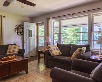 Carefree Lakefront Cottage/ 11 mins to skiing - Three Rivers - Вітальня