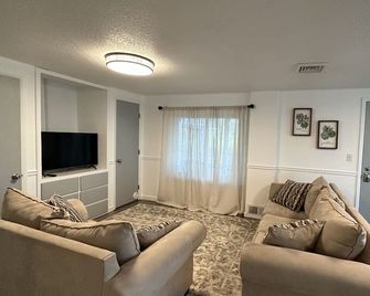 Quiet Country Retreat East of Nappanee — Relax, Recharge, and Unwind - Nappanee - Sala de estar