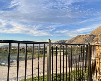 New Private Studio - Ucr - Llu - Riverside - Balcony