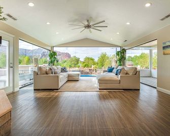 Sunset Cove at Zion Canyon 6BR 6BA Pool w/ Waterfall, Hot Tub, Sauna, Gym - Hildale - Living room