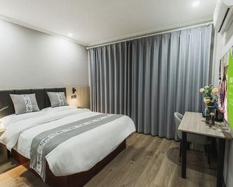 GreenTree Inn Zhenjiang Jiangsu Science and Technology university Youth Square Express Hotel - Zhenjiang - Bedroom