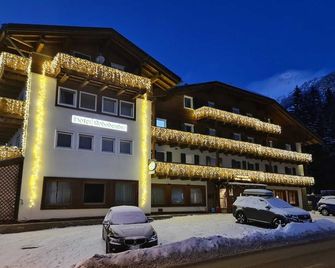 Hotel Rododendro Val di Fassa - קאמפיטלו די פאסה - בניין