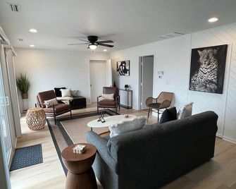 Harborview 3-7-0 on Main - Huron - Obývací pokoj