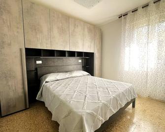 Three-room apartment 350 m. from the sea in Bibione Pineda. - Brussa - Bedroom