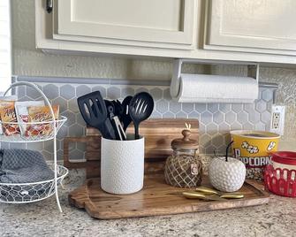 Near Downtown- Kitchen-washerdryer-parking - Medford - Buffet