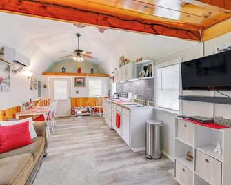 Paris Vacation Rental about 22 Mi to Mount Magazine! - Paris - Kitchen