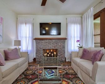 Upscale Downtown 3 Bed/2 Bath Home - Mount Dora - Huiskamer