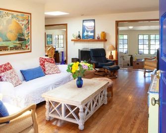 Sonoma Country Cottage w/ Pool, Spa, & Bocce - Sonoma - Living room