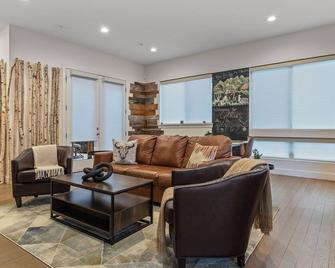 Rooftop Hot tub! Family Friendly! Mountain Views! - Golden - Living room