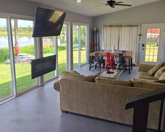 Charming Lakefront Retreat on Little Mill Lake - Battle Creek - Living room