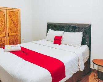 RedDoorz @ Sukomanunggal Surabaya - Surabaya - Habitación
