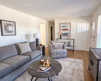 Luxury furnishings, space for everyone. Great location! - Radcliff - Wohnzimmer