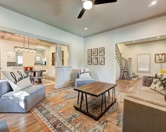 Cottage Chic- Less than 5 mins to Plaza District - Oklahoma City - Living room