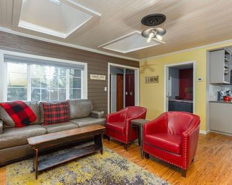 The Sunrise Cottage on Bend's Trendy West Side - Bend - Living room