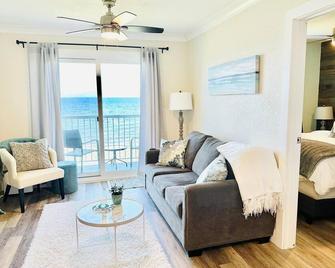 Sea Haven on Bates Beach - Courtenay - Living room