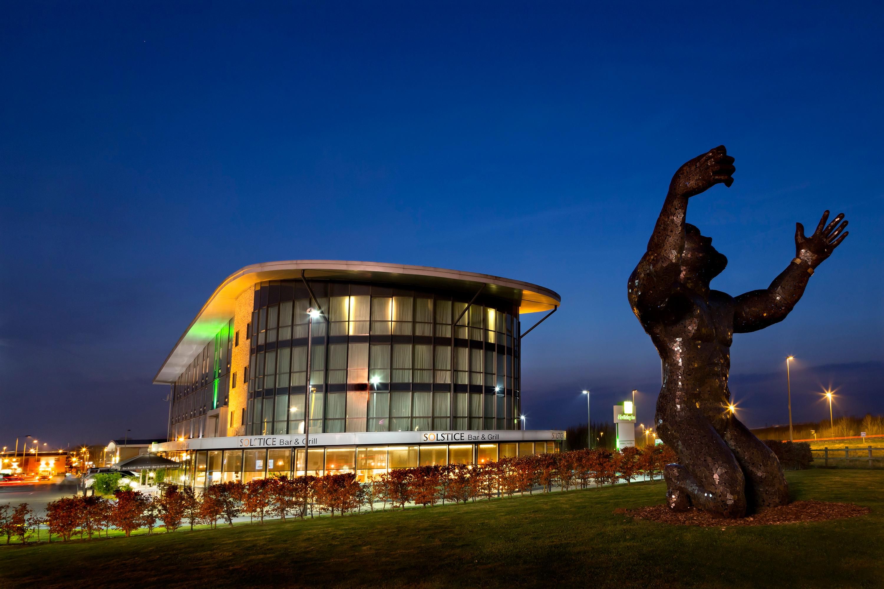 هوليداي إن ساليش يشري اس ستونيهينج اي اي آيتش جي