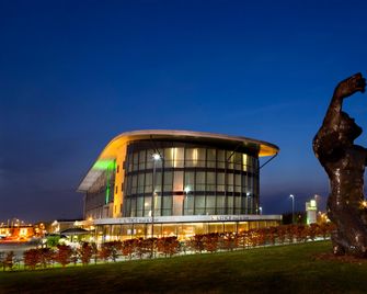 Holiday Inn Salisbury - Stonehenge By IHG - Солсбері - Будівля