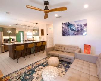 Top Rated! Buddha's Bungalow, Near Flagler & Beach - New Smyrna Beach - Living room