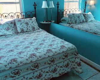 Queen one bedroom on the 2nd floor.  - Pompano Beach