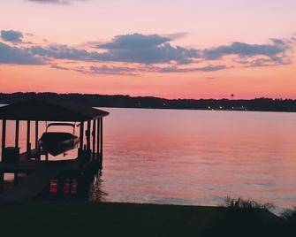 Relax and Reconnect at Heron's Nest - Livingston - Outdoor view