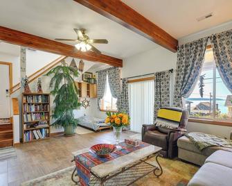 Sunset and Ocean Views Serene Camano Escape - Camano Island - Living room