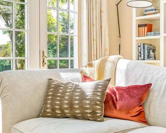 Pond, Pool, Mountain Views - Au Bout du Chemin - Norwich - Living room
