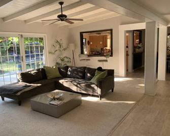 Resort style single level contemporary home with pool - Woodland Hills - Living room