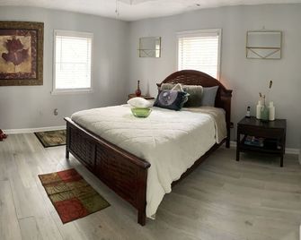 Charming cottage set in peaceful, secluded countryside, 0.2 miles from the lake. - Eatonton - Bedroom