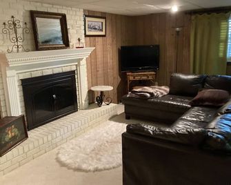 Race fans come on Down! 16 miles to Martinsville speedway - Eden - Huiskamer