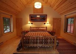 Lamar Valley Cabins - Silver Gate - Bedroom