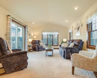 Spacious Ronks Getaway with Deck and Grill! - Ronks - Living room