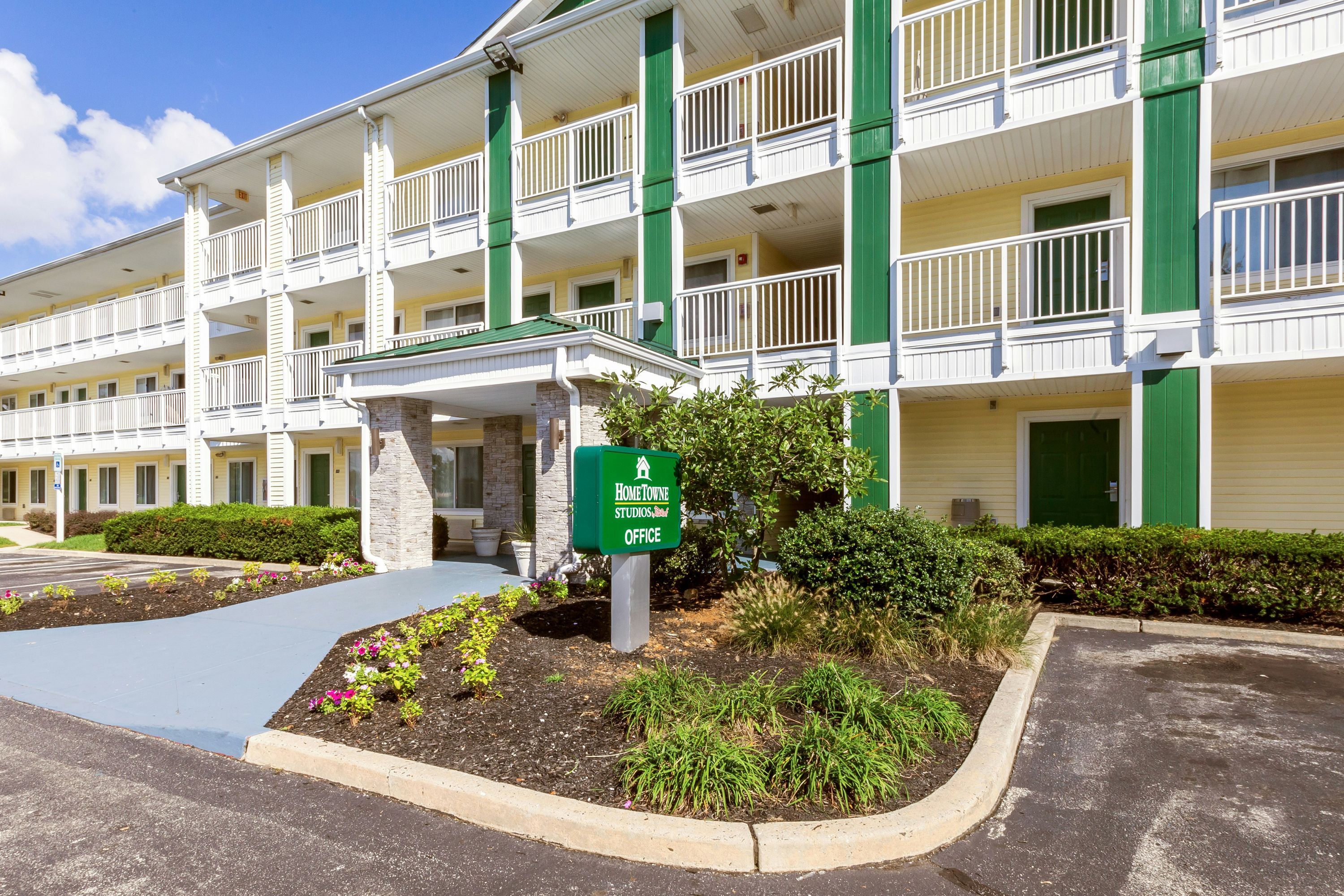 HomeTowne Studios by Red Roof Philadelphia – Mt Laurel/ Maple Shade, NJ - Maple Shade - Edificio