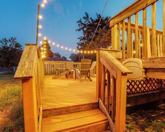 Cozy Westmont Home Walk to Metra Station! - Westmont - Patio