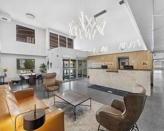 Home Inn & Suites Lloydminster - Lloydminster - Lobby