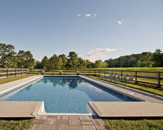 Historical Estate, Rhinebeck w/ Farm Animals, Hot Tub, Pool, Lake, Gardens - Rhinebeck - Piscina