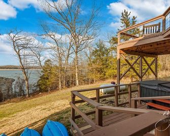 Lakefront Hot Tub+Kayaks+Firepit+Walk to the Water+Entertaining backyard deck - Bull Shoals - Balcony