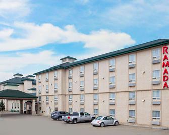 Ramada by Wyndham Red Deer Hotel and Suites - Red Deer - Rakennus