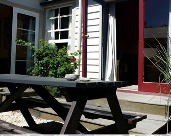 Bon Accord Backpackers - Akaroa - Patio