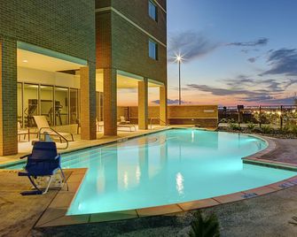 Courtyard by Marriott Dallas Carrollton and Carrollton Conference Center - Керролтон - Басейн