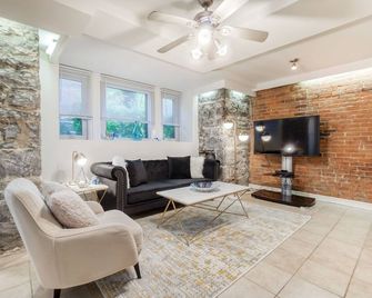 Rustic & Chic 2 Bedroom condo 5min to downtown - Westmount