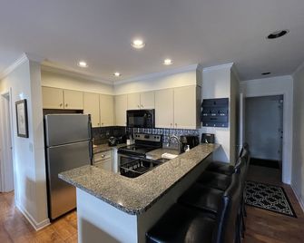 Cozy 2 BR Condo With Spectacular View of Mount Snow! - Dover - Kitchen